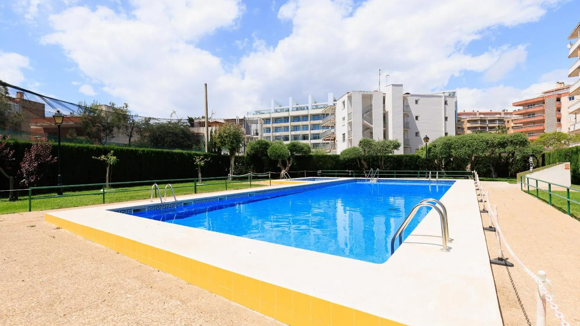 Fabra Apartment Σαλού 0*,